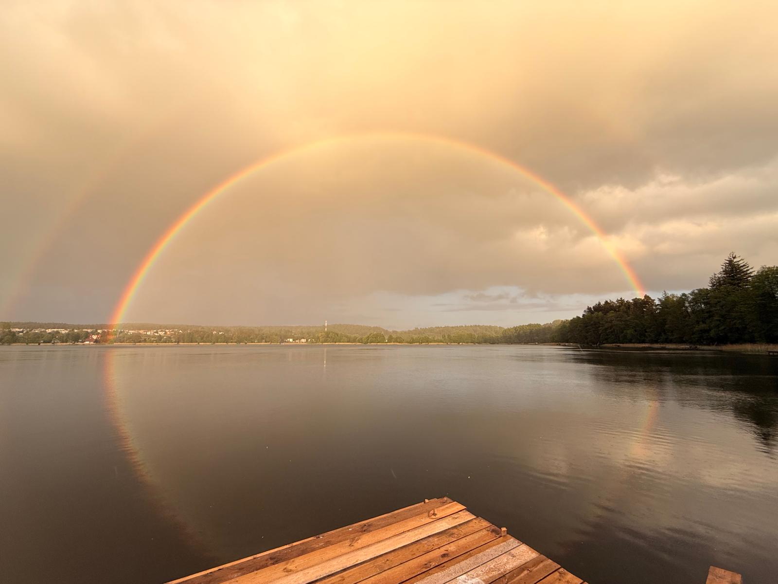 Podwójna tęcza nad jeziorem Karczewnik w Chodzieży