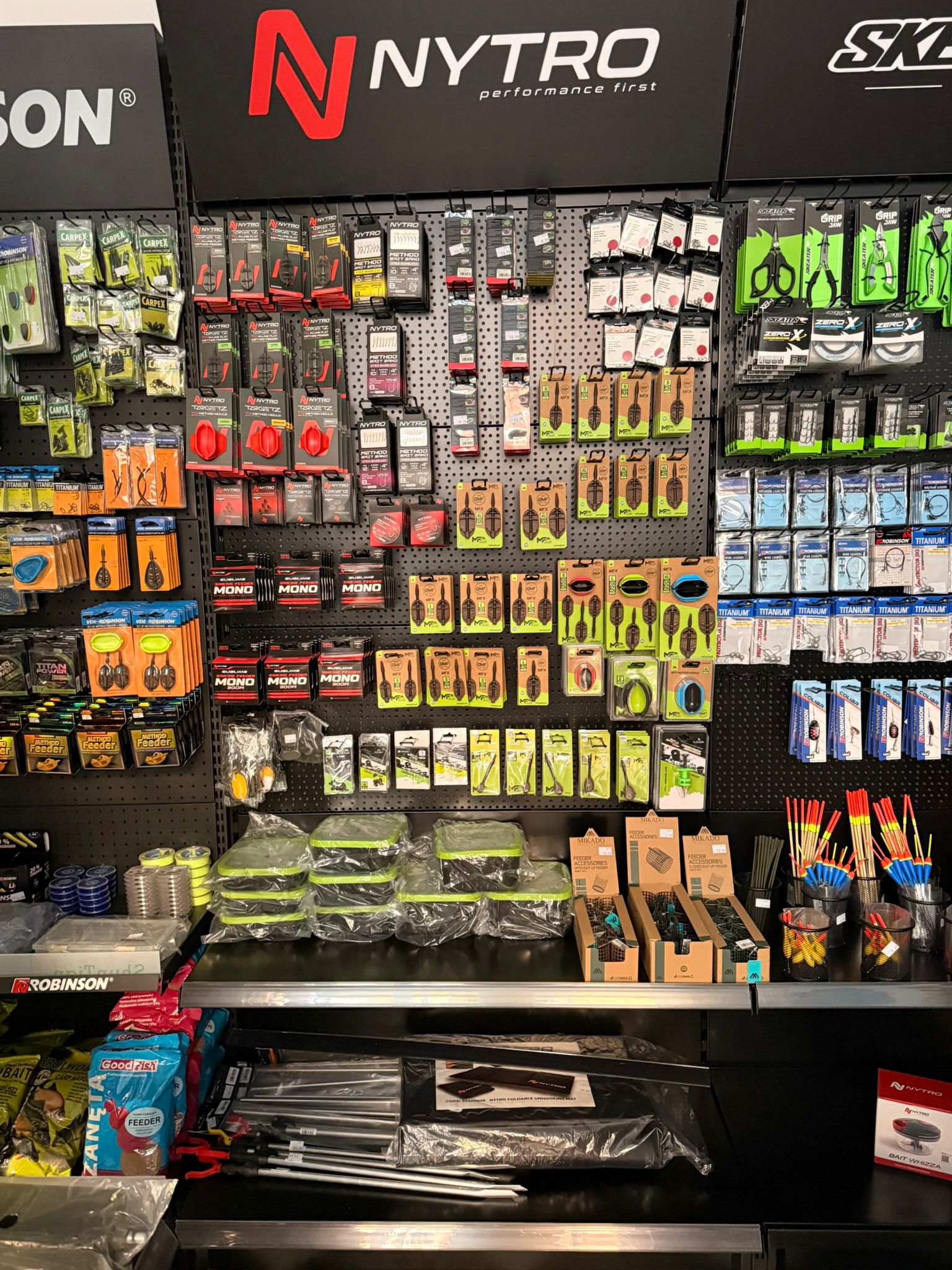 Ekspozycja akcesoriów feederowych różnych marek w Wild Lake