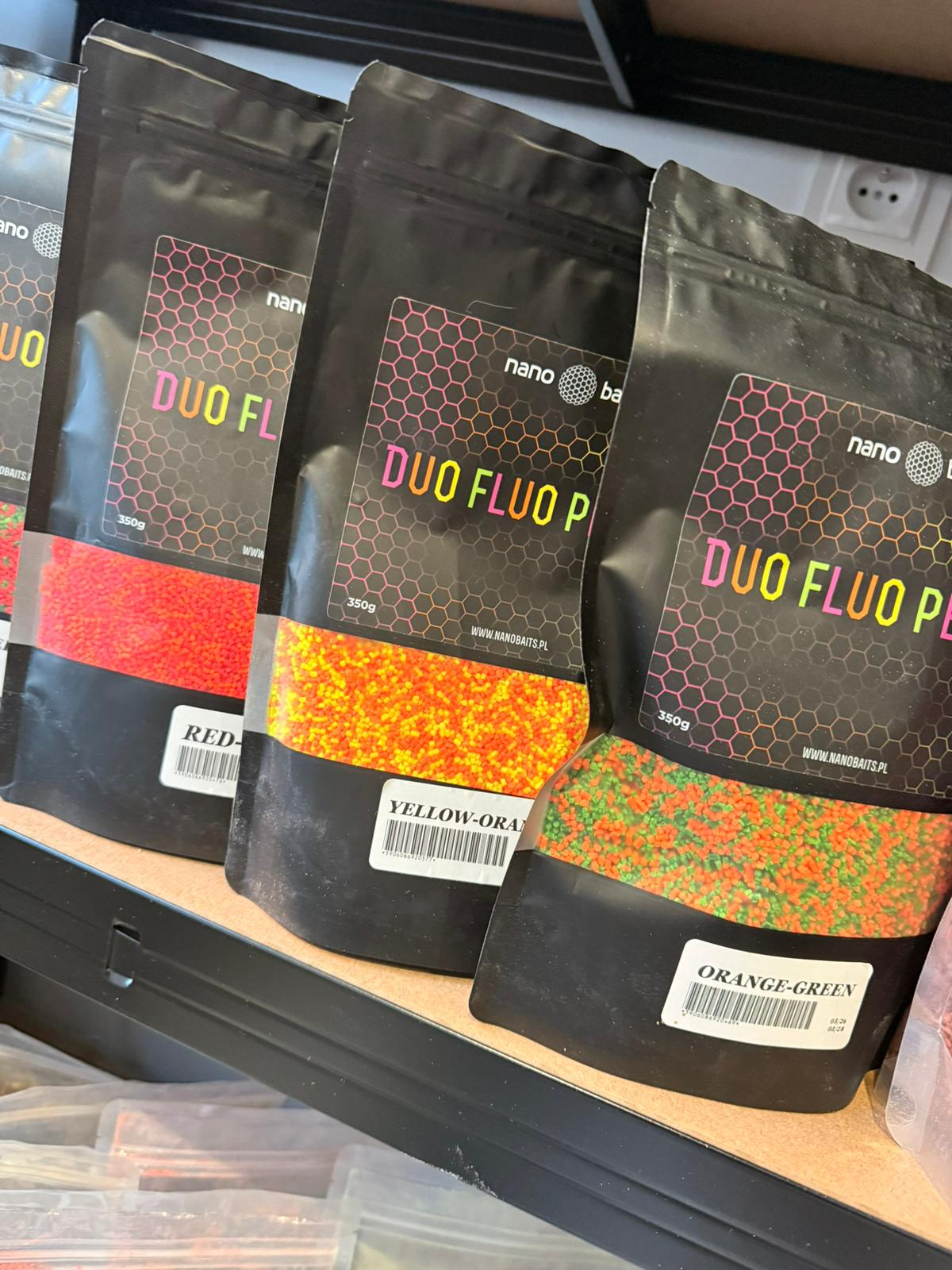 Kolorowe pellety Nano Baits Duo Fluo na półce Wild Lake